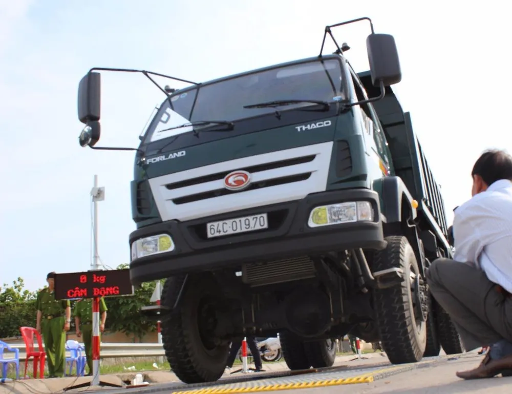 Kiểm tra tải trọng xe tại trạm cân di động Thanh tra VTVT Cần Thơ (ảnh GIA TUỆ)